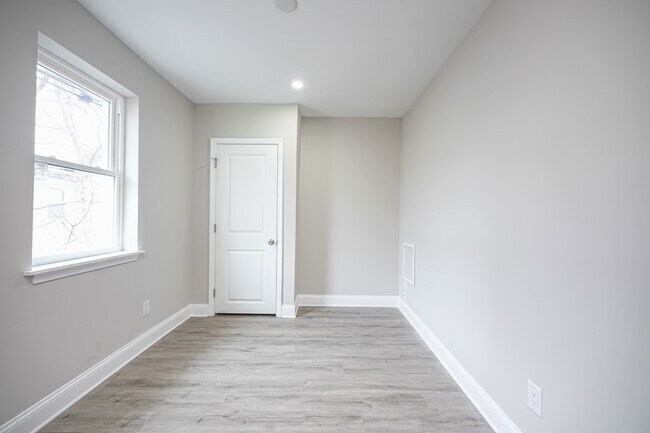 Building Photo - 1335 S Stanley St