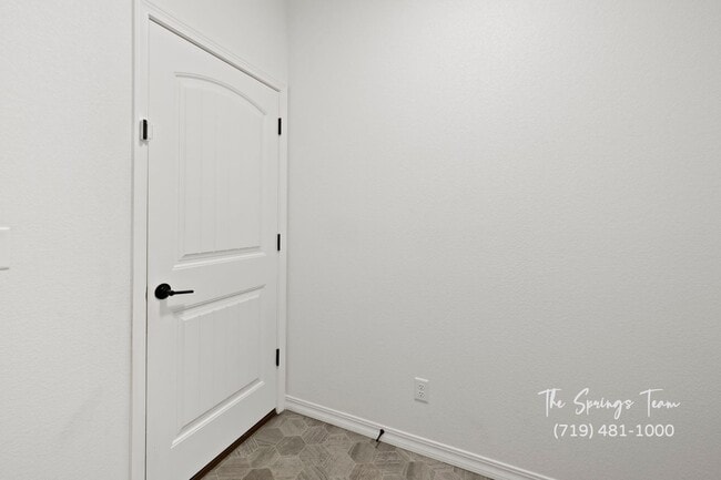 Building Photo - Luxury 5-Bedroom Home in the Award-Winning...