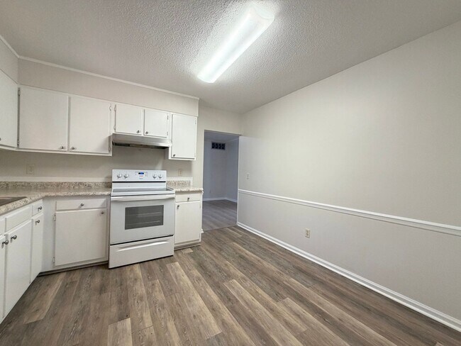 Building Photo - 121 Westview Dr