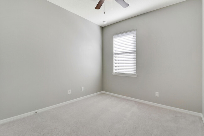 Building Photo - 633 SE Monet Dr