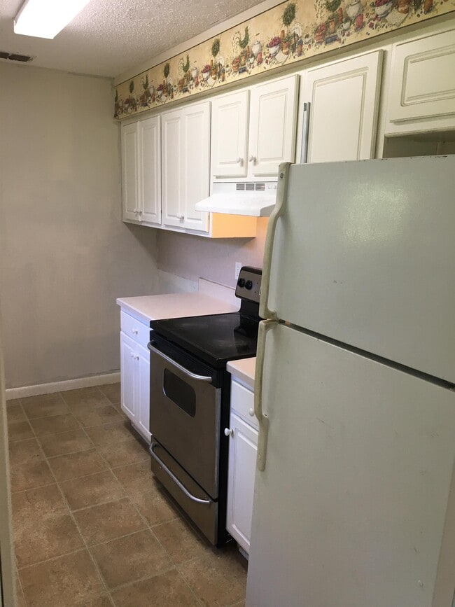 Building Photo - 1450 E Church St