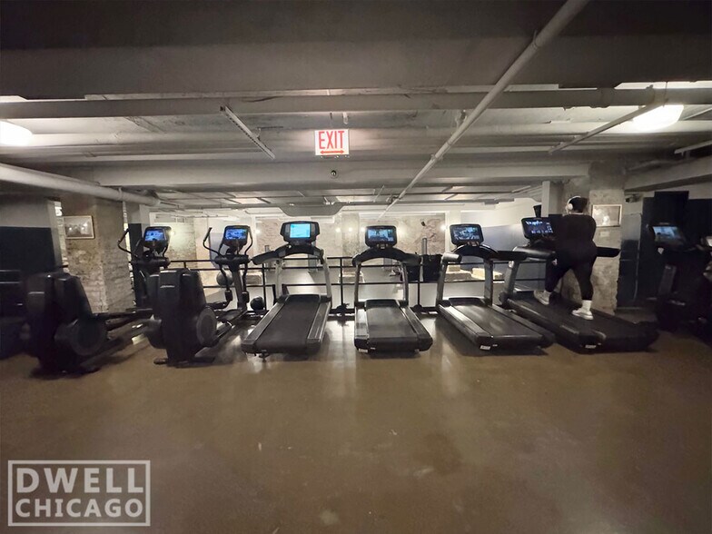 Building Photo - 110 W Chicago Ave