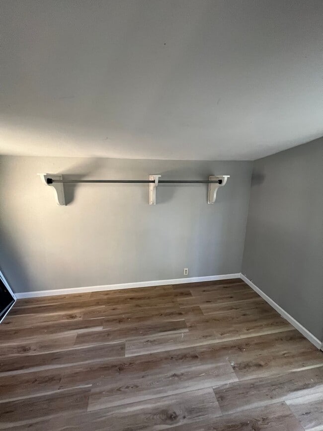 Building Photo - Spacious 4 Bedroom House