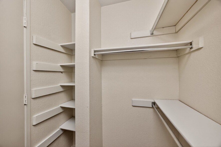 Aurora (Classic) - 1 Bed / 1 Bath - 700 Sq.Ft. - Ashley Square