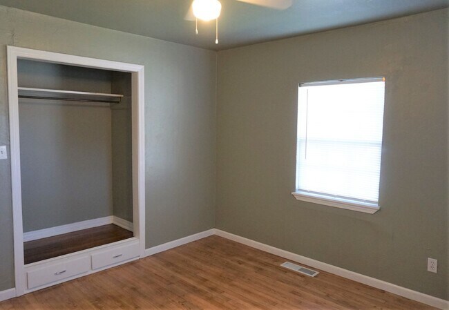 Building Photo - 2 Bed 1 Bath 1 Car Garage in the Village R...