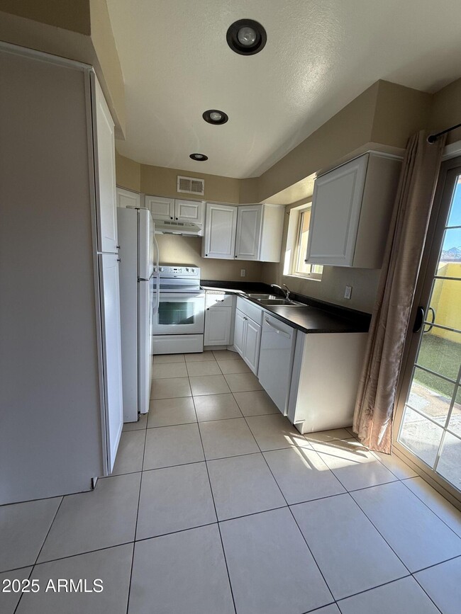 Building Photo - 1425 E Desert Cove Ave