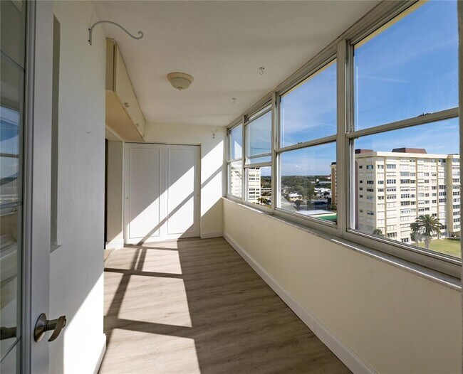 Building Photo - 4775 Cove Cir