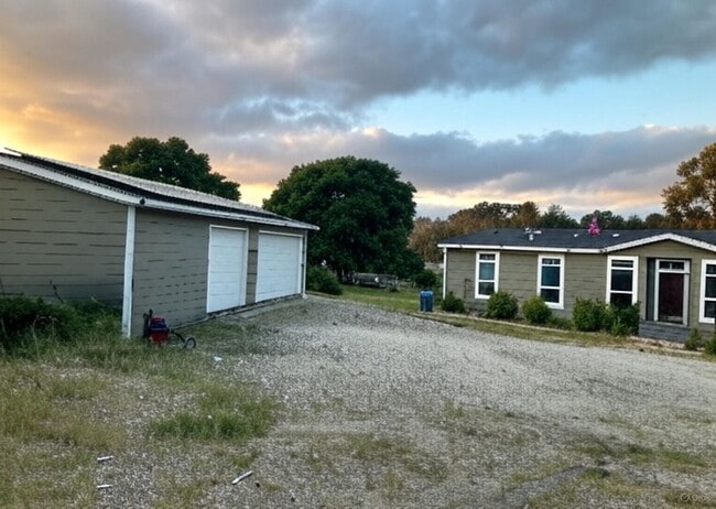 Building Photo - BEAUTIFUL 4 BEDROOM 2 BATH HOME IN ARROYO ...