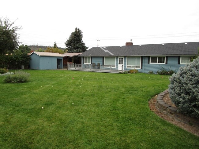 Building Photo - 2 Bedroom Fully Furnished House, Move In R...