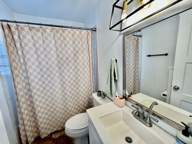 Building Photo - 5279 E The Toledo-Apt 5