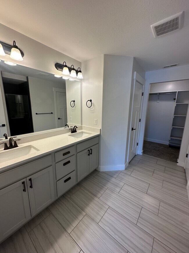 Building Photo - 15417 S Skyraider Ln