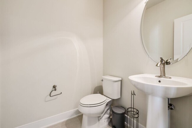 Building Photo - Updated 3br/2.5ba Condo Townhome Alexandria Walk to Metro