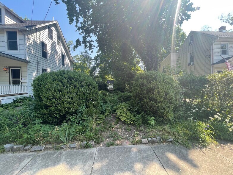 Side garden - 210 Mannion Ave