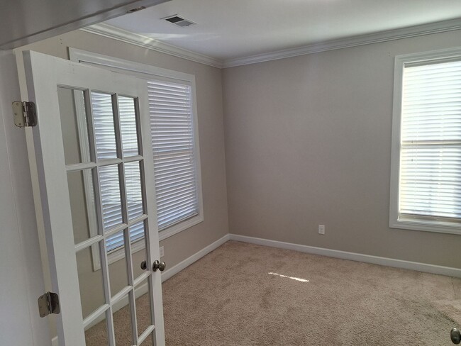 Building Photo - MARCH MOVE IN SPECIAL - $300 off FIRST FUL...