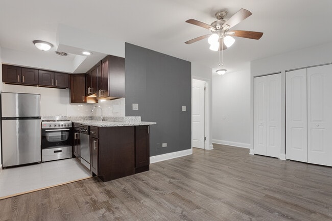 Building Photo - 6201 N Kenmore Ave