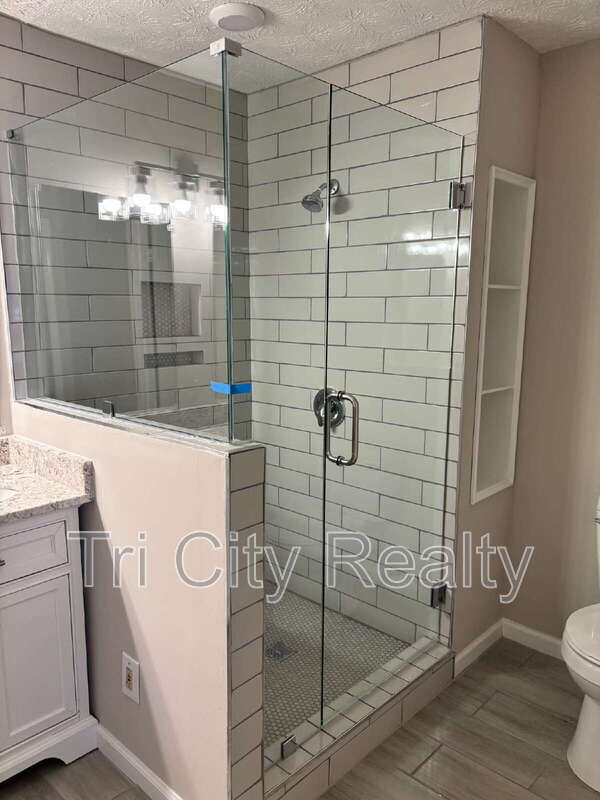 Building Photo - 216 Shadowood Ln