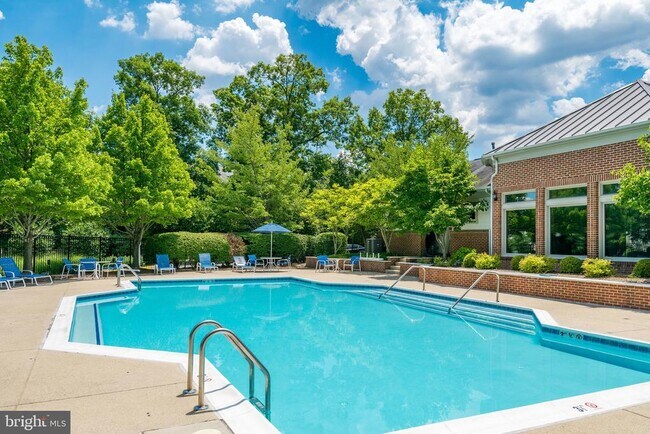 Building Photo - 1701 Lake Shore Crest Dr