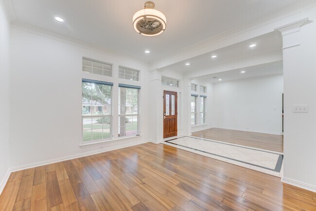 Building Photo - 7906 Del Monte Dr