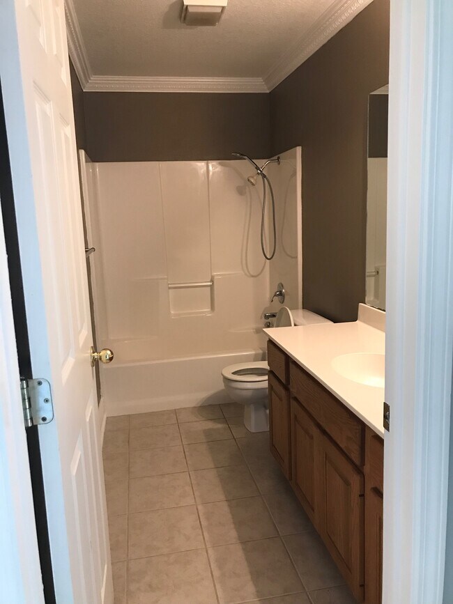 Building Photo - 2010 S Elm St