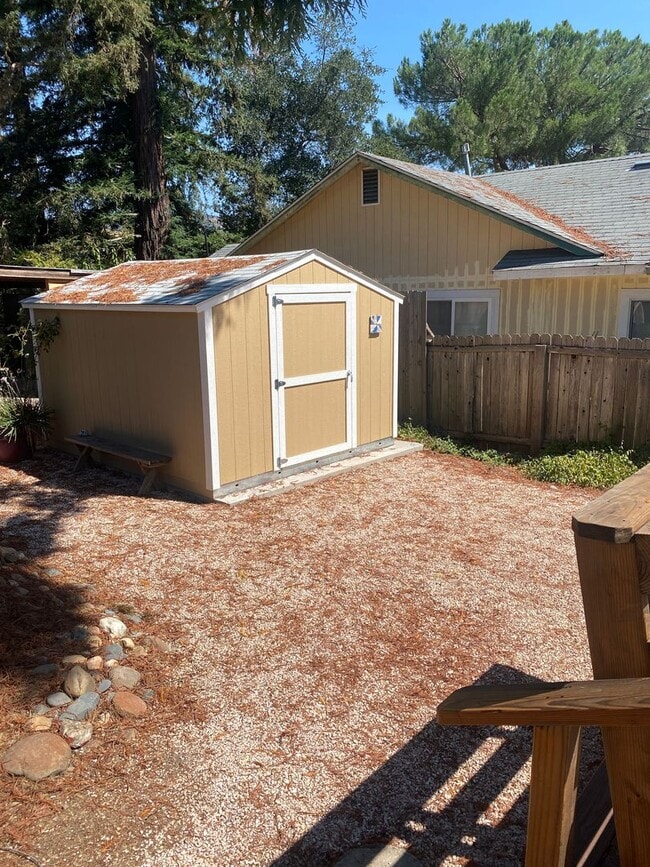 Building Photo - Charming 2 bedroom, 1 bathroom house with ...