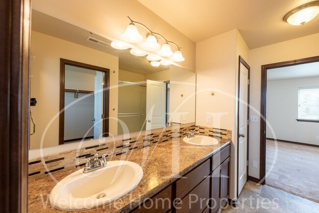 Building Photo - Newer Large Home in Great Neighborhood wit...