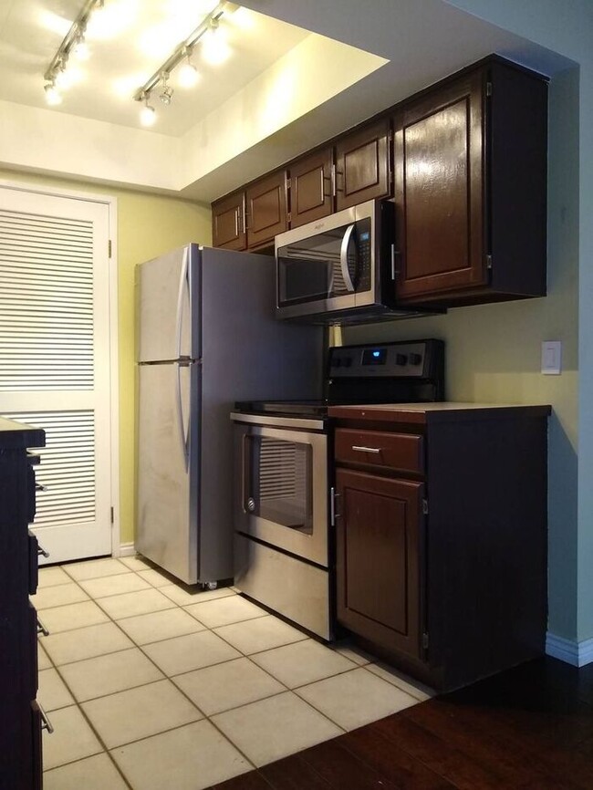 Building Photo - Modern Downtown Condo at Arlington Place