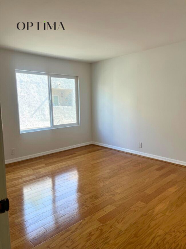 Building Photo - Timeless Comfort in Tarzana – 3-Bedroom Co...