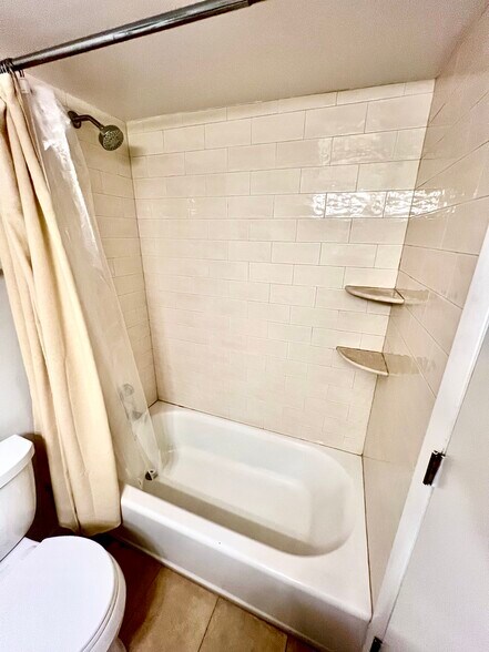 Bath #2 Large tub and tile shower - 1445 N St NW
