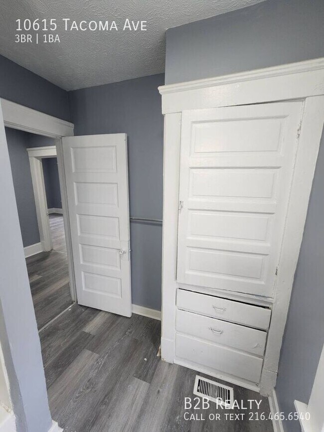 Building Photo - 10615 Tacoma Ave