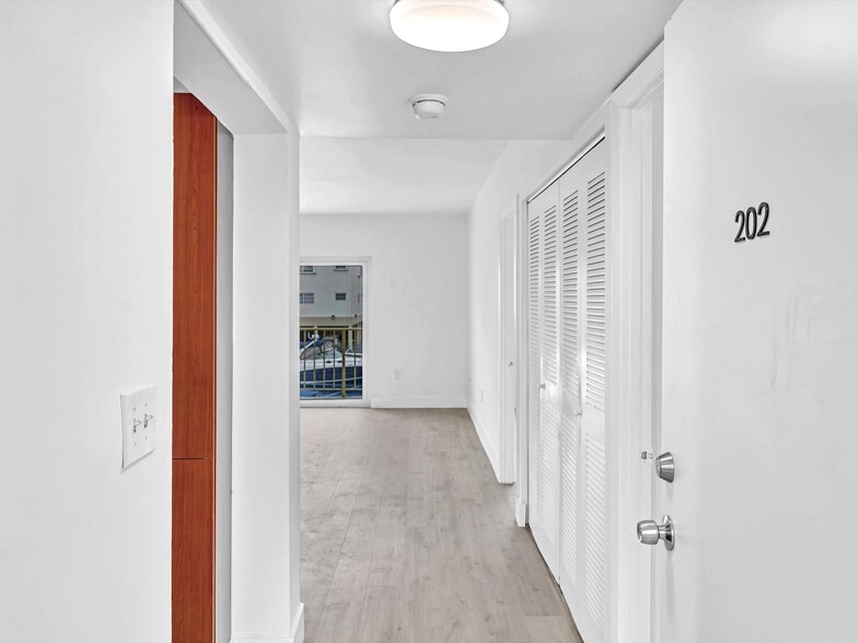 Building Photo - Marina View