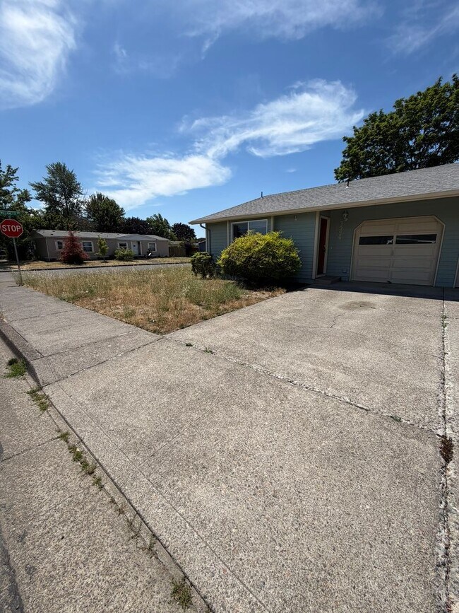 Building Photo - Charming 2 Bedroom Duplex With Fenced Yard In Quiet Neighborhood!