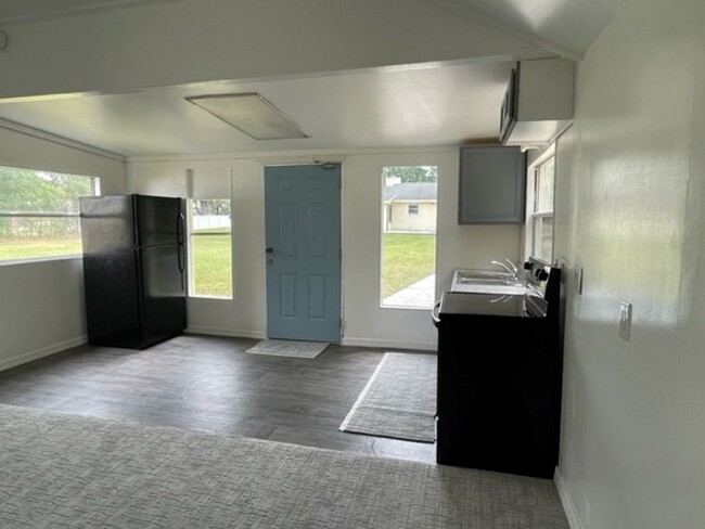 Building Photo - UTILITIES INCLUDED W/ RENT! 1 Bed 1 Bath u...