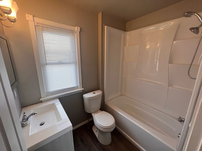 Building Photo - Beautifully Remodeled - 3 bedroom/1 Bath i...