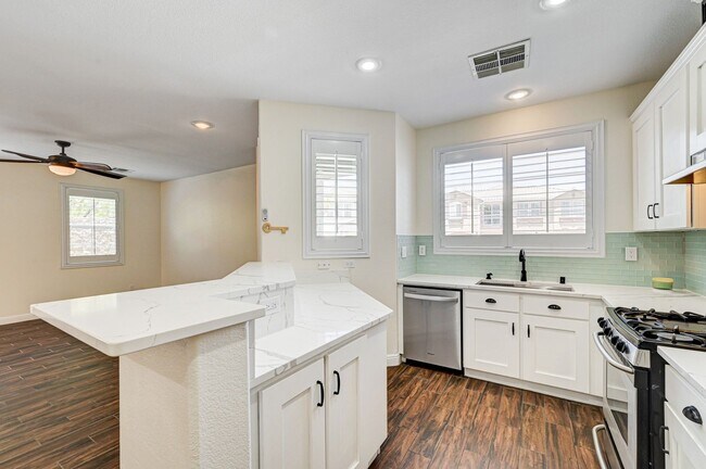 Building Photo - Stylish Townhome with Private Patio!
