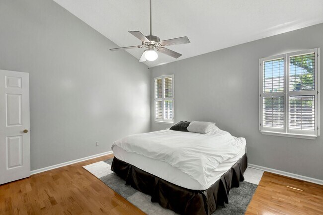 Building Photo - Charming Charleston National Home