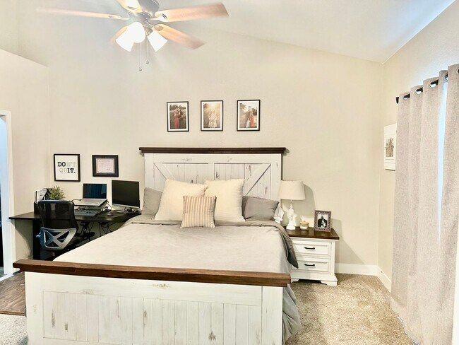 Building Photo - Updated North Fresno 3/2