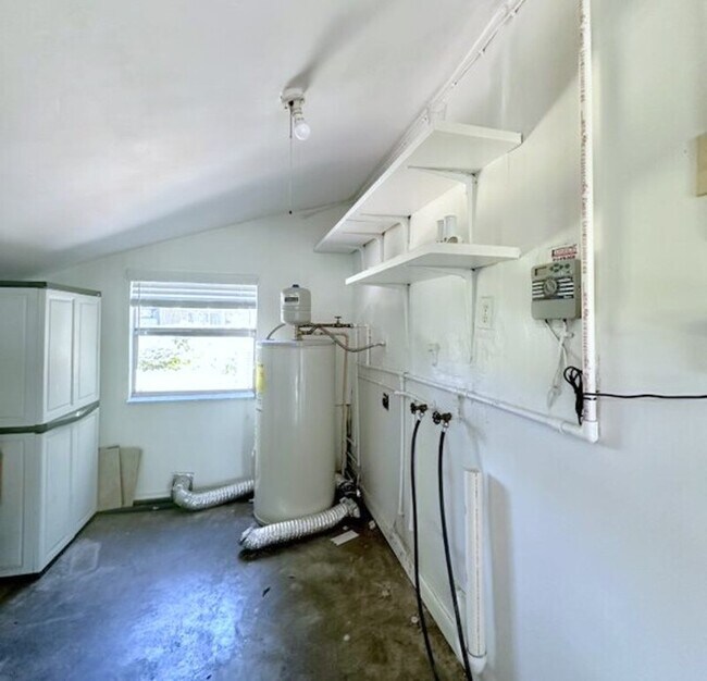 Building Photo - 1502 W Country Club Dr