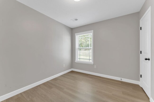 Building Photo - Modern 3-Bedroom Home with Granite Counter...