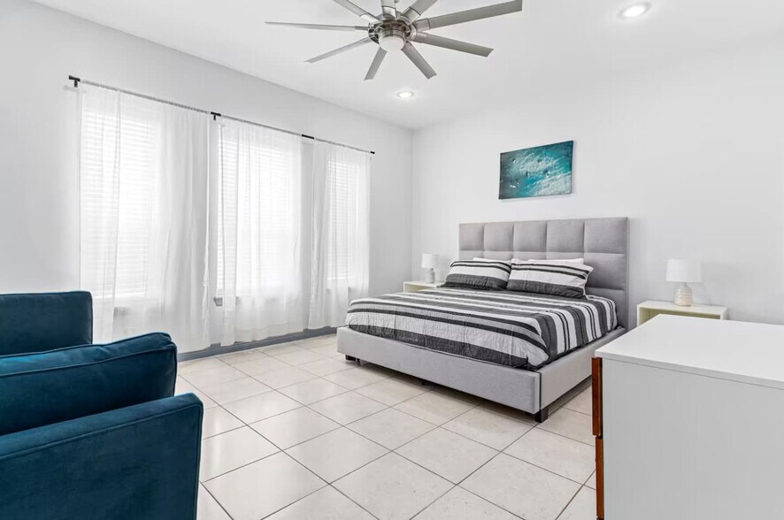 Building Photo - 117 E Campeche St