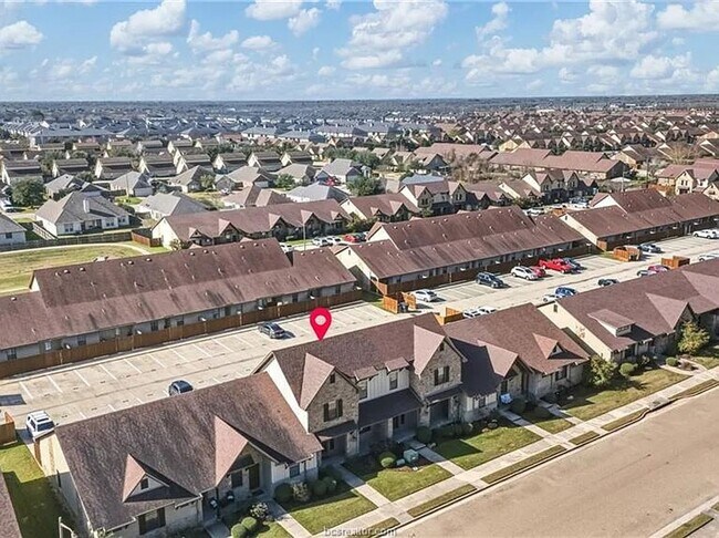 Building Photo - Texas A&M Living at Its Best – Newly Remodeled 4BR/4BA in The Barracks