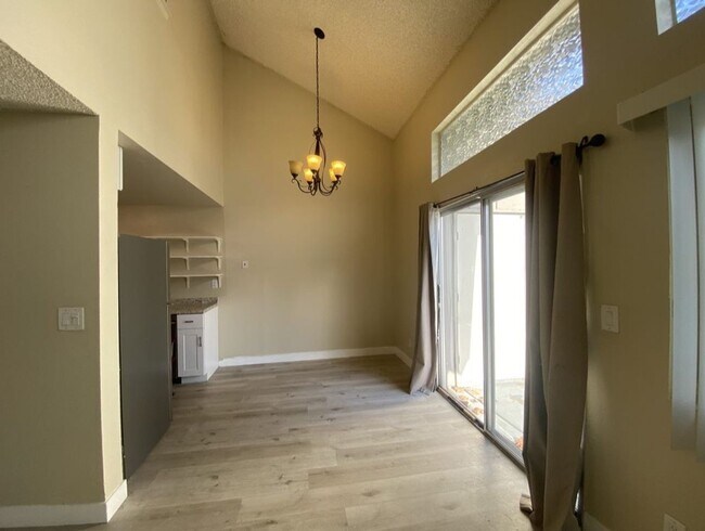 Building Photo - 3 Bed 2 Bath condo with a large master loft style bedroom