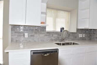 Building Photo - 12303 Glenmeadow Dr