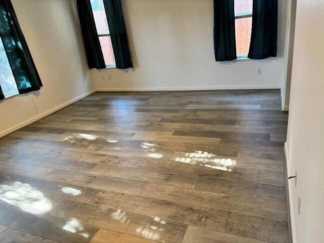 Building Photo - BEAUTIFUL, SPACIOUS,  4 BEDROOM, 2 BATHROO...