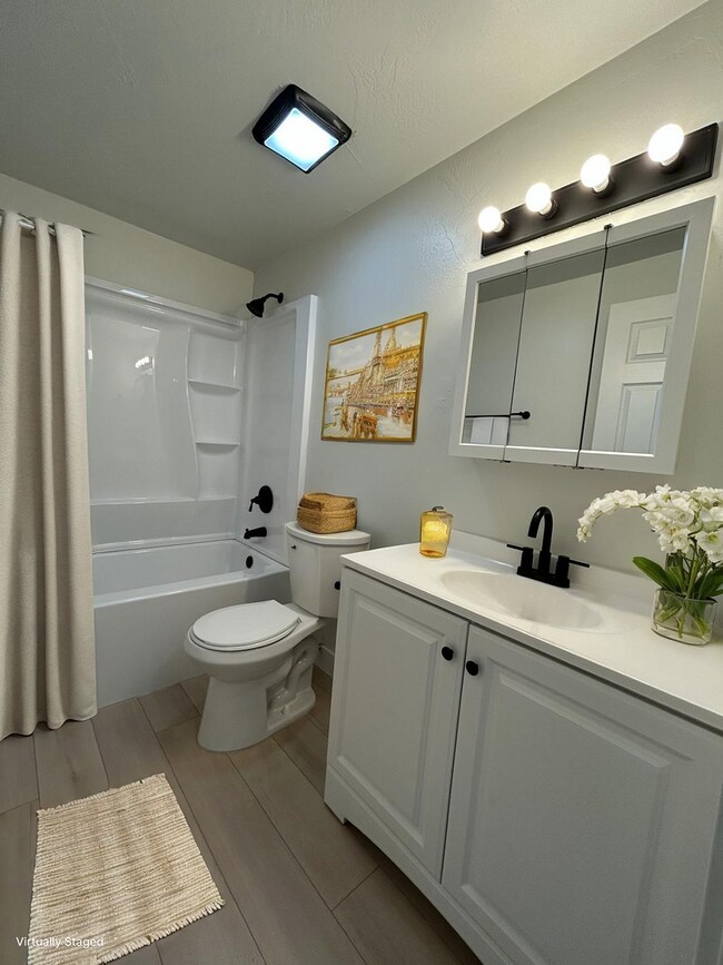 Building Photo - Beautiful 2 Bedroom 1 Bathroom Apartment *...