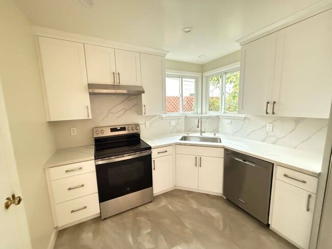 Building Photo - Charming 2-Bedroom Home Large Rumpus Room,...