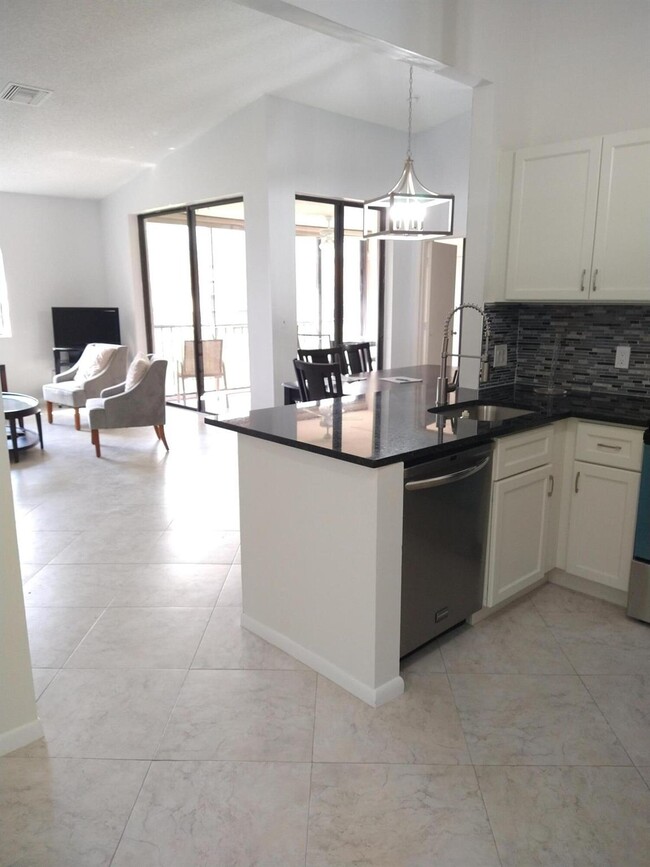 Building Photo - 5475 Verona Dr