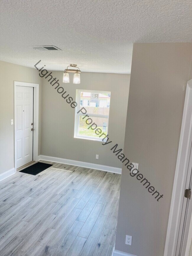 Building Photo - Beautiful 3 Bedroom Home With Fenced Backyard