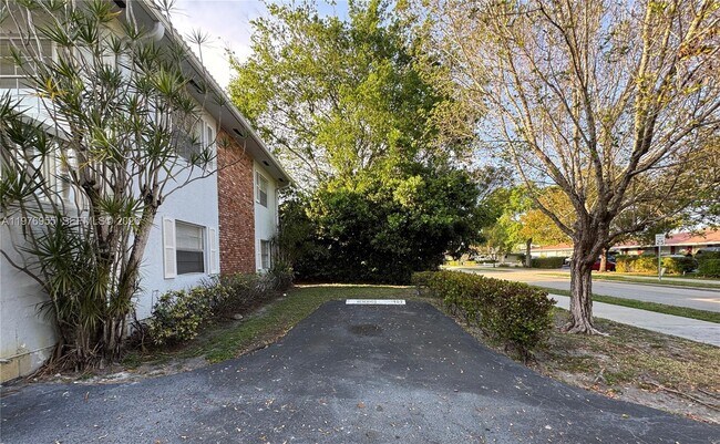 Building Photo - 4140 Woodside Dr