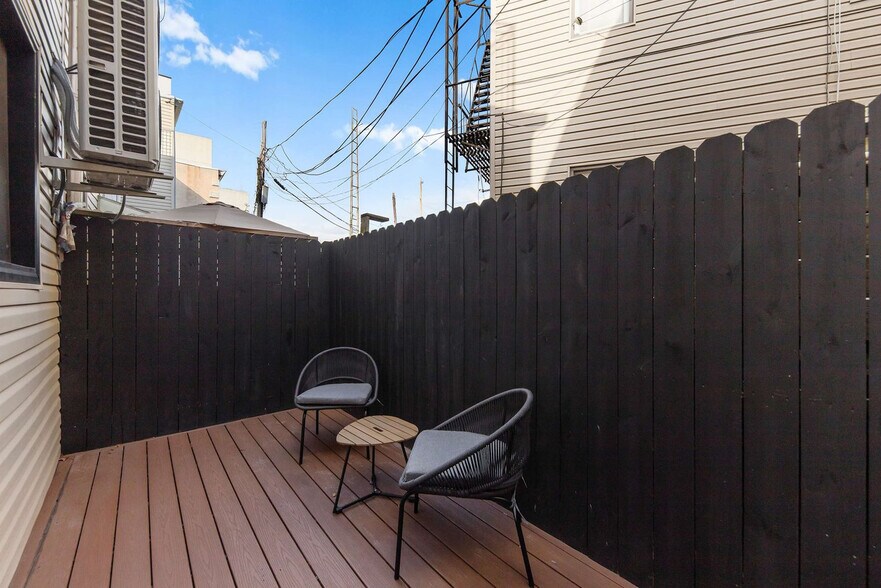 Building Photo - 10 Hausman St