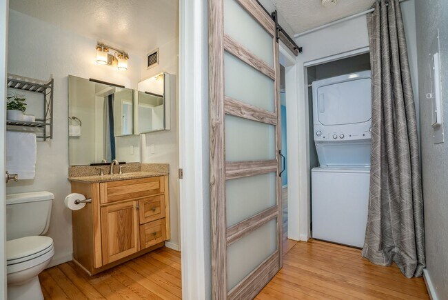 Building Photo - Beautifully Renovated 1 Bedroom/1 Bath Iao...